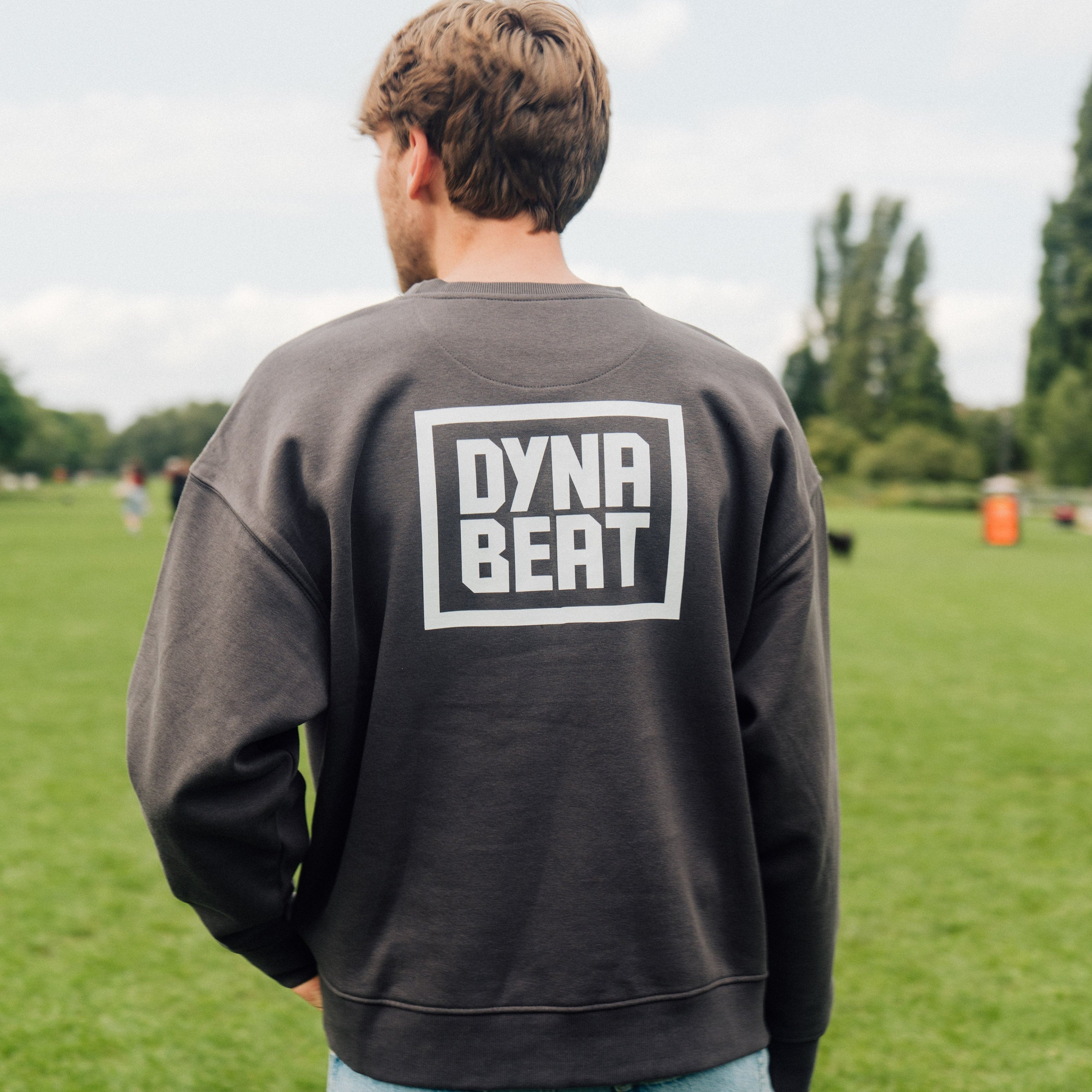 Grauer DYNABEAT Crewneck 2026 mit weißem Frontprint