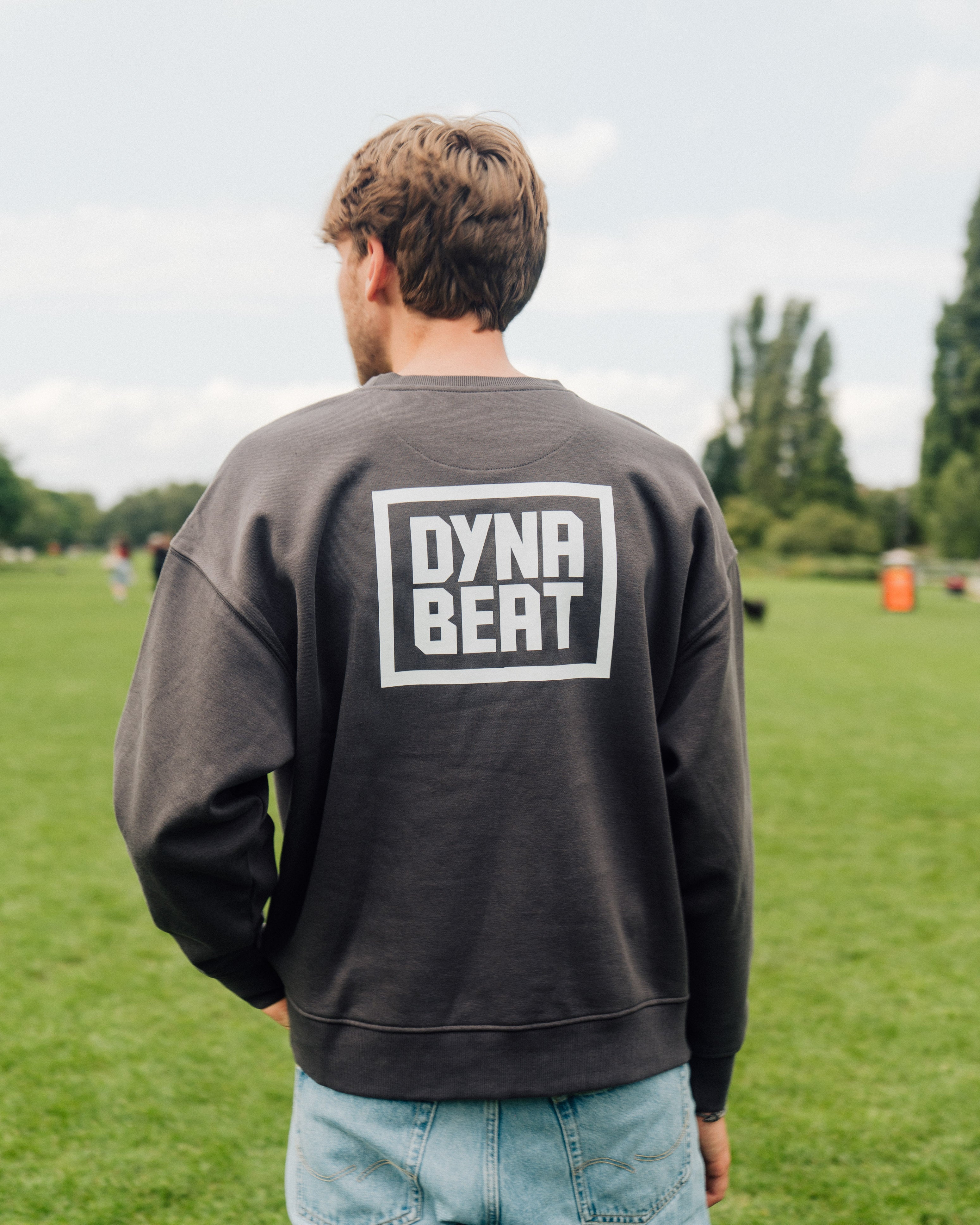 Grauer DYNABEAT Crewneck 2026 mit weißem Frontprint