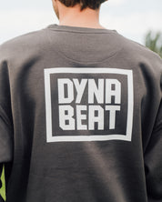 Rückseite des grauen DYNABEAT Crewnecks mit großem Logo