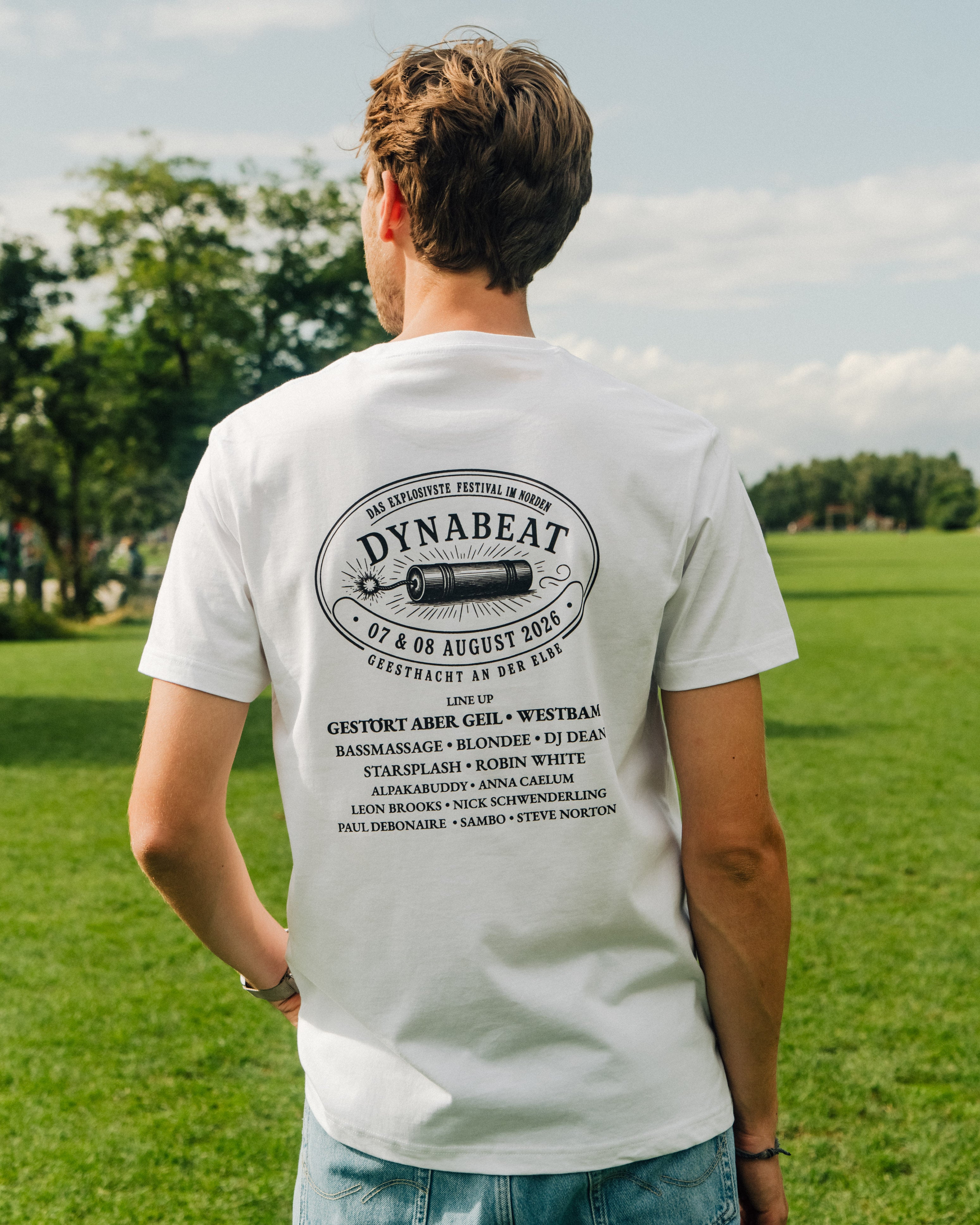 Weißes DYNABEAT Line-up T-Shirt 2026 – Vorderseite